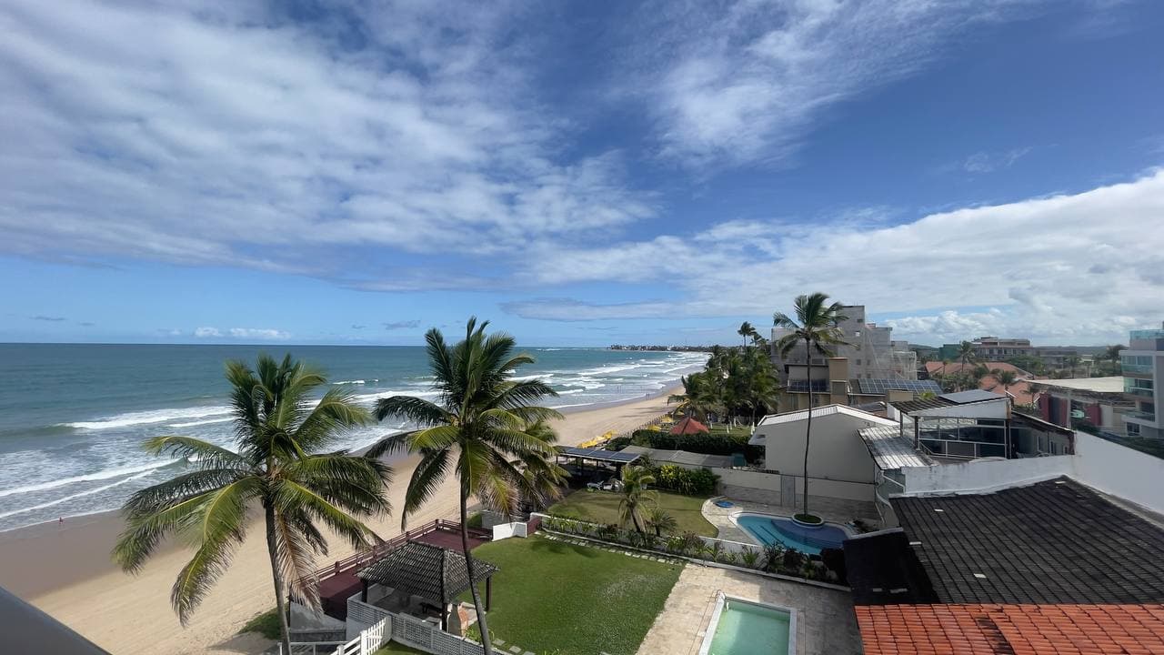 Vista aérea da praia e da piscina do edifício